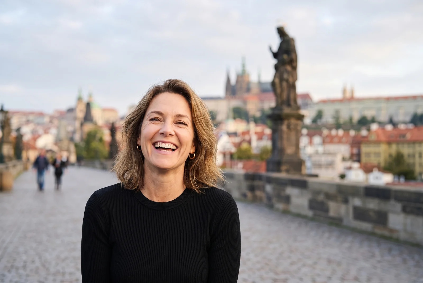 Helena, autorka MenoBlogu, na zahradě v podvečerním světle